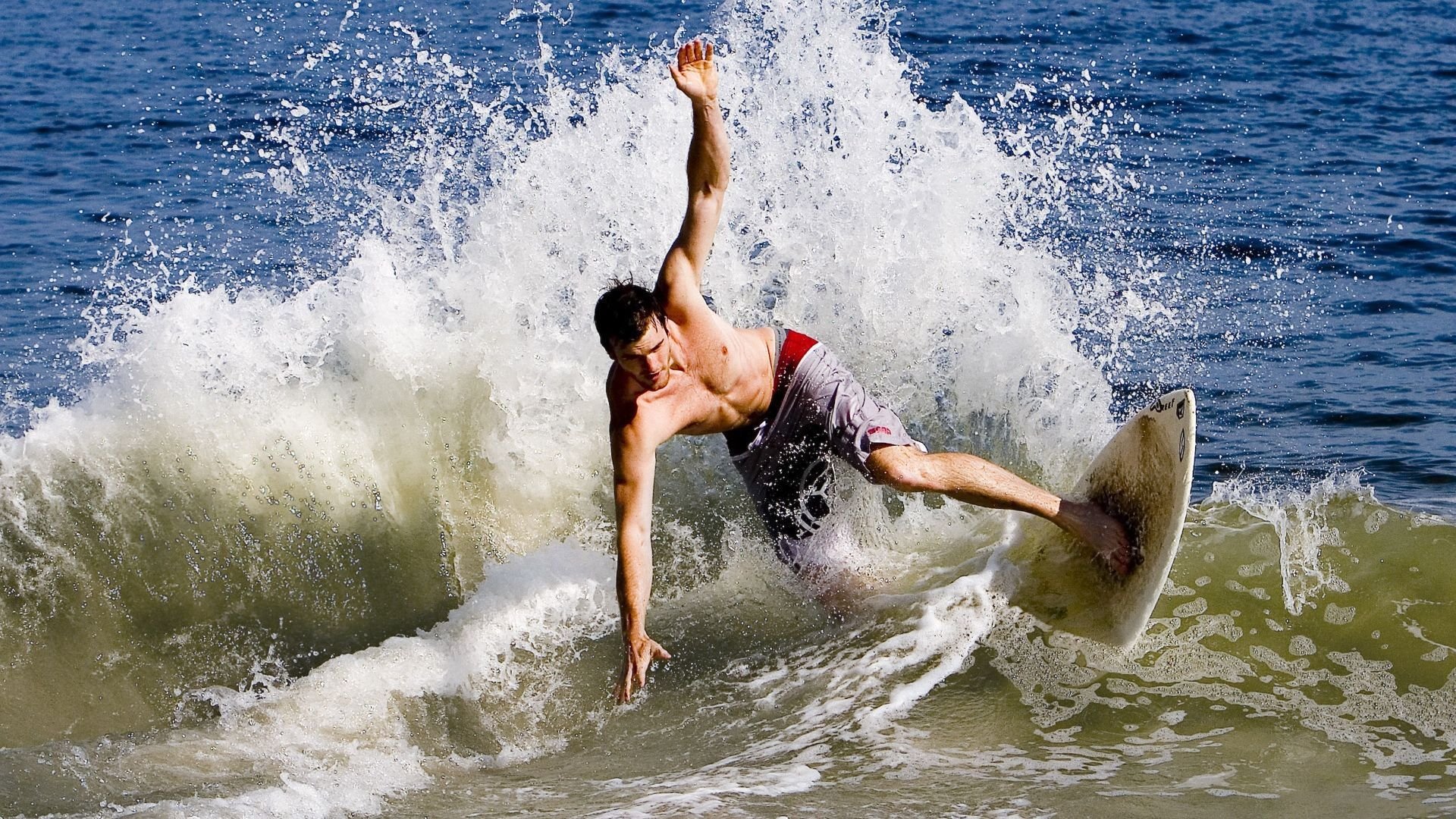 亚洲新星闪耀巴黎钻石联赛 男子110米栏上演巅峰对决